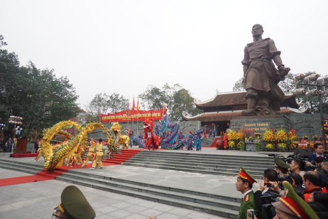 Thủ tướng dâng hương tại lễ kỷ niệm 229 năm chiến thắng Ngọc Hồi - Đống Đa - 9 Thắng lợi của cuộc kháng chiến chống quân Thanh, mà tiêu biểu là chiến thắng Ngọc Hồi – Đống Đa là sự hội tụ kết tinh sâu sắc truyền thống yêu nước, yêu độc lập tự do ngàn đời của nhân dân ta.