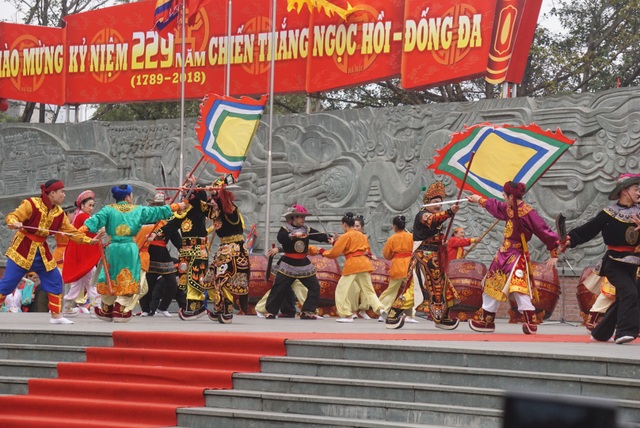 Thủ tướng dâng hương tại lễ kỷ niệm 229 năm chiến thắng Ngọc Hồi - Đống Đa - 7 Quân Tây Sơn do Hoàng đế Quang Trung chỉ huy đã tấn công đồn Ngọc Hồi với thế trận mạnh như bão cuốn phá hủy toàn bộ chiến lũy và toàn bộ trận địa phía Nam đồn Ngọc Hồi… Tiếp tục thế tiến công, quân Tây Sơn đã nhanh chóng giải phóng kinh thành Thăng Long
