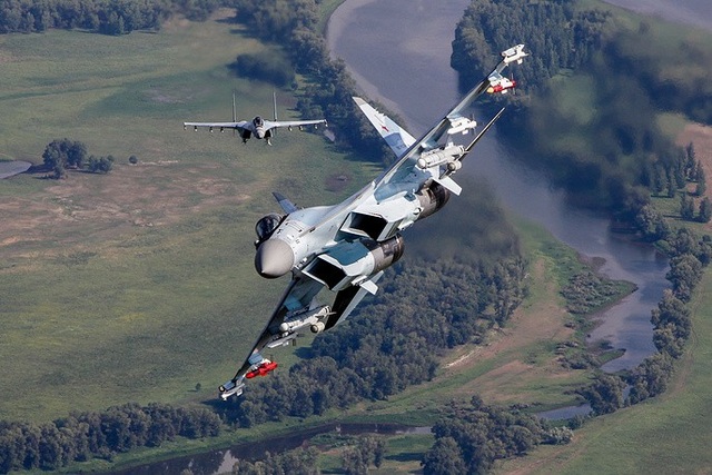 Huyền thoại Su-35 - “linh hồn” của Nga tại Syria - 1 Kể từ khi thực hiện chuyến bay thử đầu tiên vào ngày 19/2/2008, Sukhoi Su-35 cho đến nay đã chứng minh được năng lực vượt trội và trở thành một trong những máy bay chiến đấu “đáng sợ” nhất của quân đội Nga, đặc biệt trong cuộc chiến chống khủng bố tại Syria. (Ảnh: Bộ Quốc phòng Nga)
