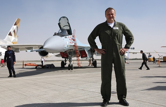 Huyền thoại Su-35 - “linh hồn” của Nga tại Syria - 2 Su-35 là máy bay chiến đấu đa nhiệm thế hệ 4++ do tập đoàn hàng không Sukhoi sản xuất với khả năng linh động cao. Trong ảnh: Phi công Sergei Bogdan từng lái Su-35 trong đợt bay thử nghiệm đầu tiên. (Ảnh: TASS)