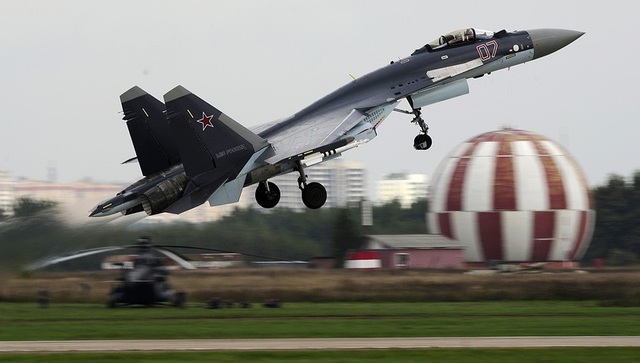 Huyền thoại Su-35 - “linh hồn” của Nga tại Syria - 5 Su-35 được trang bị pháo 30 mm cùng 12 giá treo bom và tên lửa. Phạm vi tác chiến của máy bay này lên tới 1.600 km. (Ảnh: TASS)