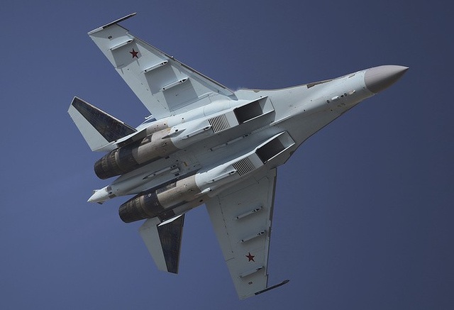 Huyền thoại Su-35 - “linh hồn” của Nga tại Syria - 8 Giới chuyên gia quân sự nhận định tính năng của Su-35 vượt trội hơn so với các máy bay thế hệ 4 của phương Tây và là đối thủ đáng gờm của máy bay chiến đấu F-22 của Mỹ. (Ảnh: AP)