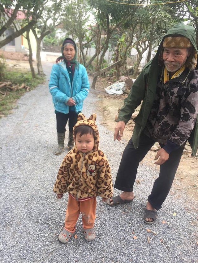 Bé Trọng mồ côi bố mẹ được đón Tết trong ngôi nhà mới - 7 Ông bà đã thỏa ước nguyện có được 1 ngôi nhà cho riêng mình để không phải đi ở nhờ nữa.