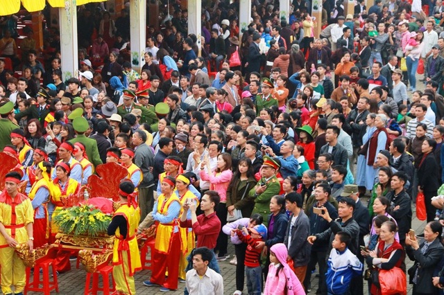 Du khách đến Ninh Bình tăng cao kỷ lục đầu năm mới Mậu Tuất 2018 - 1 Chùa Bái Đính chật kín du khách trong ngày khai hội Mùng 6 tháng Giêng năm Mậu Tuất 2018.