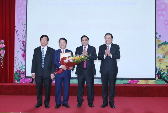 Mặt trận Tổ quốc Việt Nam có Phó Chủ tịch - Tổng thư ký mới - 2 Chủ tịch UB TƯ MTTQ Việt Nam Trần Thanh Mẫn tặng hoa chúc mừng tân Phó Chủ tịch - Tổng thư ký Mặt trận