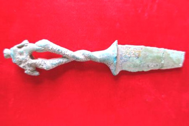 Dao găm cán tượng có niên đại thuộc Văn hóa Đông Sơn, cách ngày nay 2000 - 2500 năm. Dao được làm bằng đồng, có kích thước dài:12,3cm; rộng: 3,5cm; gồm có hai phần: lưỡi và chuôi.