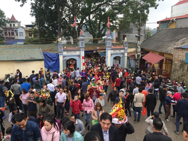 Hàng vạn người chen chân “vay tiền” ở Đền Bà Chúa Kho - 2 Ban quản lý di tích dẹp bỏ hàng quán bán hàng hai bên nên không gian rộng thoáng hơn trước