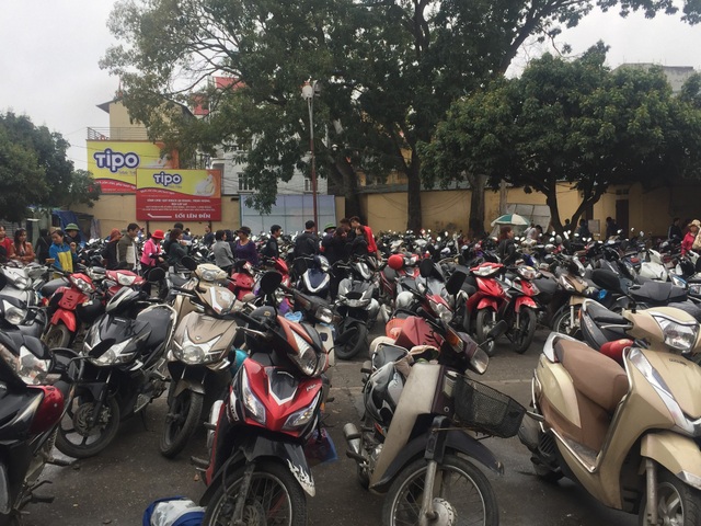 Hàng vạn người chen chân “vay tiền” ở Đền Bà Chúa Kho - 13 Bãi đỗ ô tô, xe máy chặt cứng