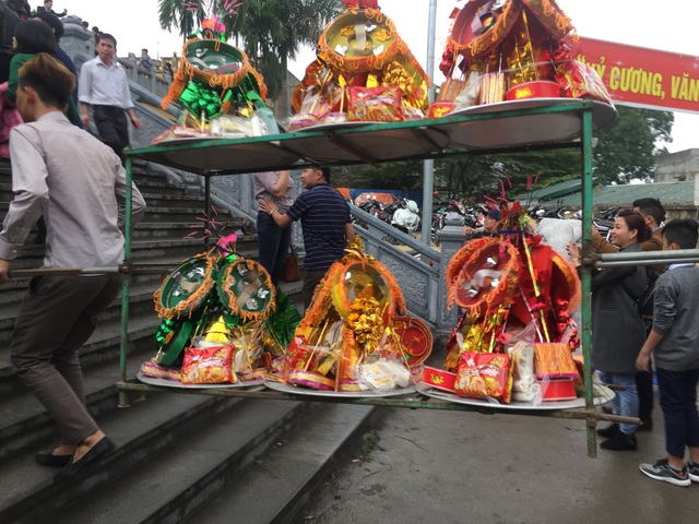 Hàng vạn người chen chân “vay tiền” ở Đền Bà Chúa Kho - 7 Công kênh lễ vào Đền Bà Chúa Kho
