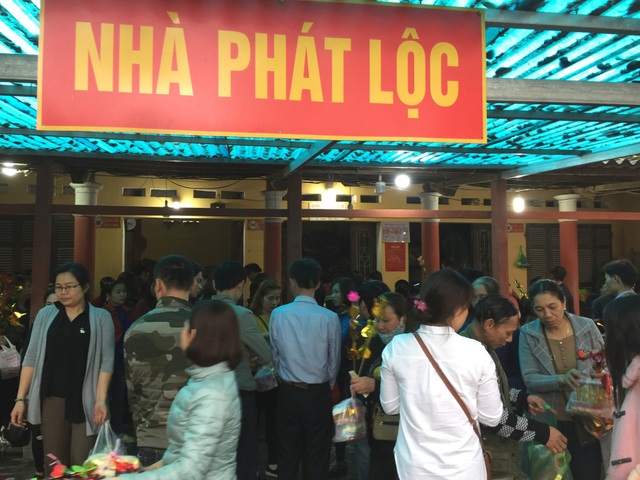 Hàng vạn người chen chân “vay tiền” ở Đền Bà Chúa Kho - 6 Nhà phát lộc luôn chặt cứng người nhận lộc