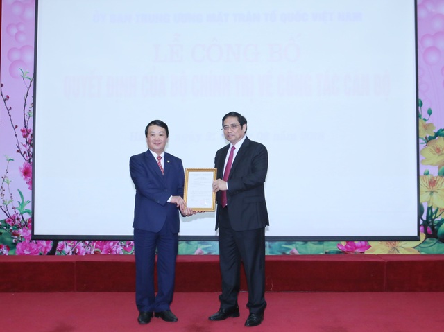 Mặt trận Tổ quốc Việt Nam có Phó Chủ tịch - Tổng thư ký mới - 1 Ông Hầu A Lềnh (trái) nhận quyết định phân công công tác của Bộ Chính trị từ Trưởng Ban Tổ chức Trung ương Phạm Minh Chính