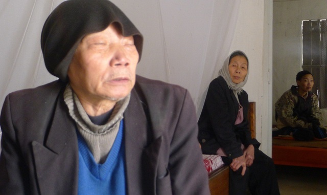 Nỗi đớn đau của bố mẹ già 22 năm nuôi con điên dại - 1 Ngày Tết với gia đình ông Hoa là chuỗi những ngày buồn não.