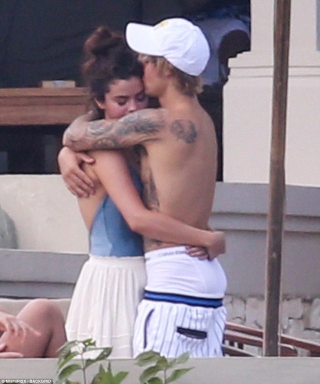 Selena Gomez đẹp rạng ngời trong đám cưới của cha ruột Justin Bieber - 11
Selena Gomez khá thân thiết với gia đình bạn trai.