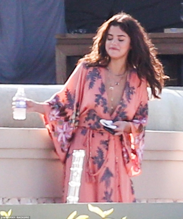Selena Gomez đẹp rạng ngời trong đám cưới của cha ruột Justin Bieber - 17
Nữ ca sĩ nổi tiếng trông thật xinh đẹp và quyến rũ.