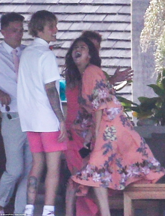 Selena Gomez đẹp rạng ngời trong đám cưới của cha ruột Justin Bieber - 14
Vì mối quan hệ với Justin, Selena còn mâu thuẫn với mẹ ruột.