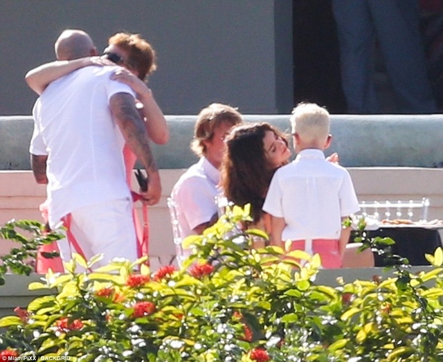 Selena Gomez đẹp rạng ngời trong đám cưới của cha ruột Justin Bieber - 23
Selena chăm sóc em trai của Justin.
