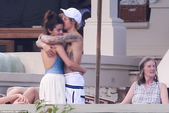 Selena Gomez đẹp rạng ngời trong đám cưới của cha ruột Justin Bieber - 6
Justin đã nỗ lực thay đổi bản thân, từ bỏ hình ảnh dân chơi để chứng minh với gia đình Selena Gomez rằng anh ngày một chỉn chu hơn.