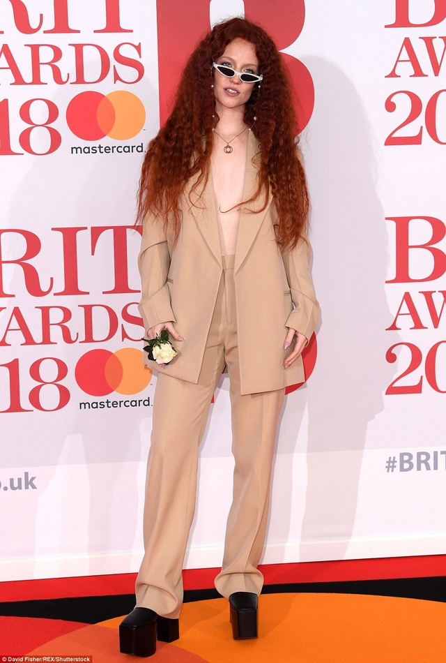 Cheryl và bạn trai kém 10 tuổi tái xuất sau tin đồn tình cảm rạn nứt - 45
Jess Glynne