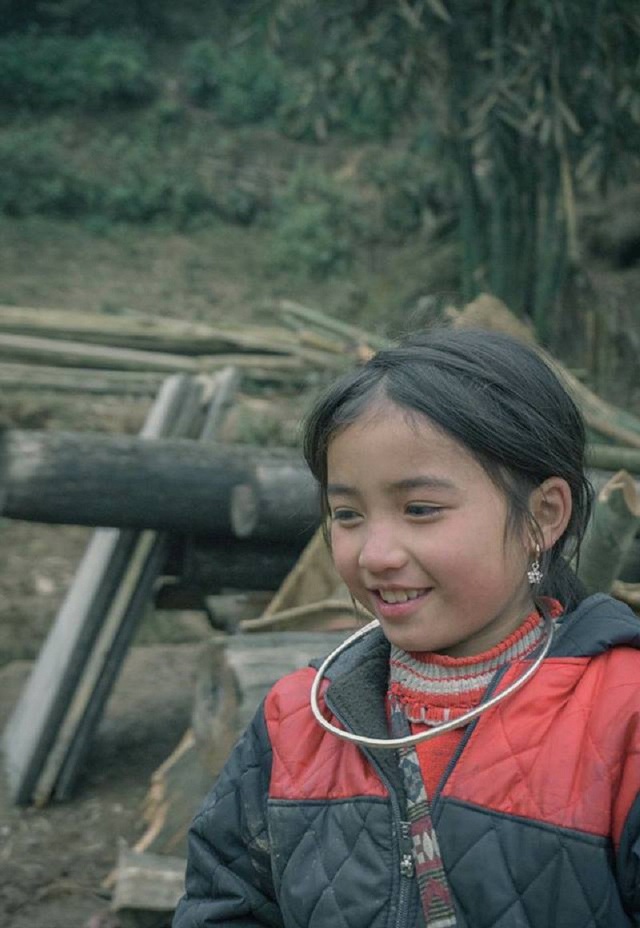 Nụ cười "tan chảy trái tim" của bé gái H'Mông "hút" dân mạng - 5 Cùng ngắm nhìn những hình ảnh xinh xắn của em bé H’Mông.