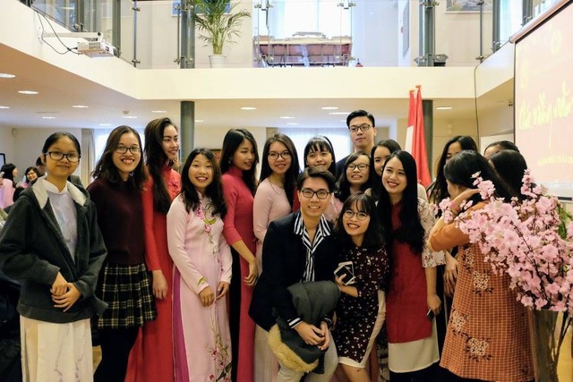 Ấm áp Tết cộng đồng của người Việt tại Hà Lan - 11 Trong không khí chào mừng Tết đến Xuân về, cộng đồng người Việt Nam tại Hà Lan hội tụ lại để cùng điểm lại những khoảnh khắc nổi bật của năm cũ và chào đón năm mới.