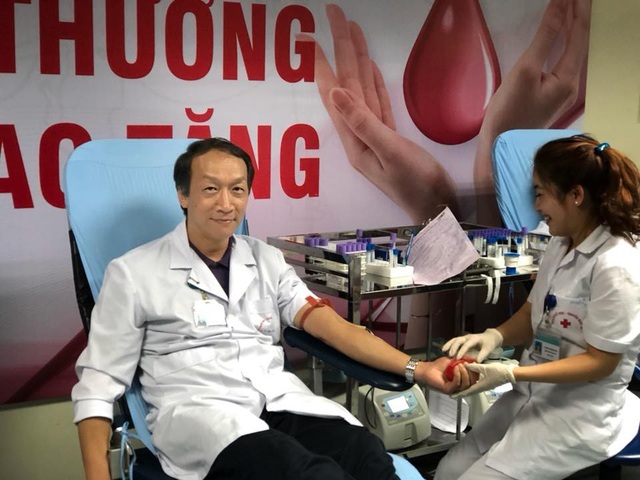 Viện trưởng Viện Huyết học truyền máu Trung ương tham gia hiến máu. Ảnh: H.Hải