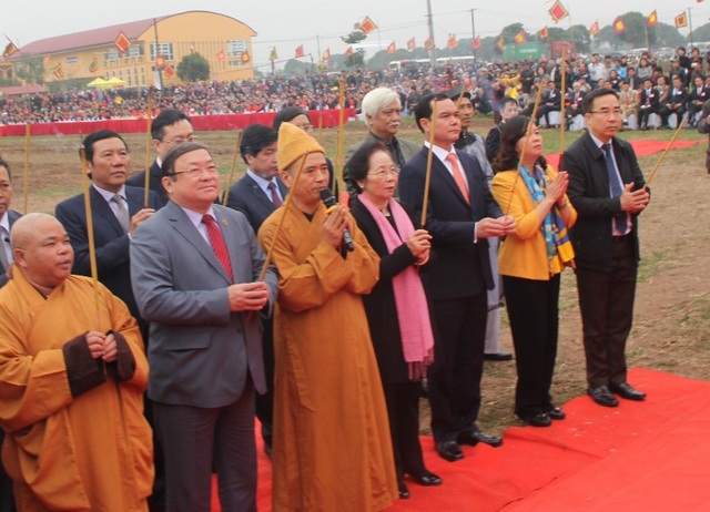 "Tô son điểm phấn" cho trâu đi cày ở lễ Tịch điền - 2 Nguyên Phó chủ tịch nước Nguyễn Thị Doan, Chủ tịch Hội Khuyến học Việt Nam cùng các lãnh đạo bộ, ban, ngành, địa phương dâng hương linh vị vua Lê Đại Hành và Thần Nông