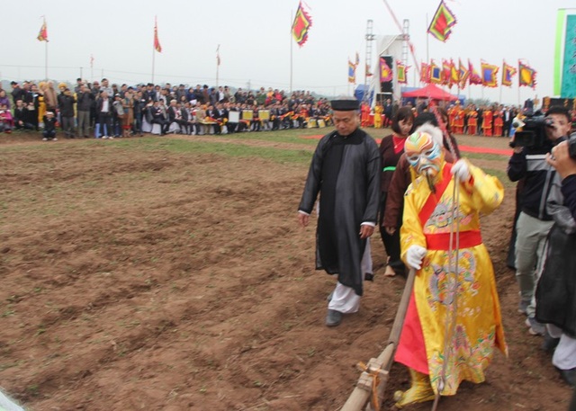 "Tô son điểm phấn" cho trâu đi cày ở lễ Tịch điền - 9 Sau đó lão nông này đội mũ Cửu Long, mặc áo Hoàng Bào xuống ruộng đi cày 3 sá