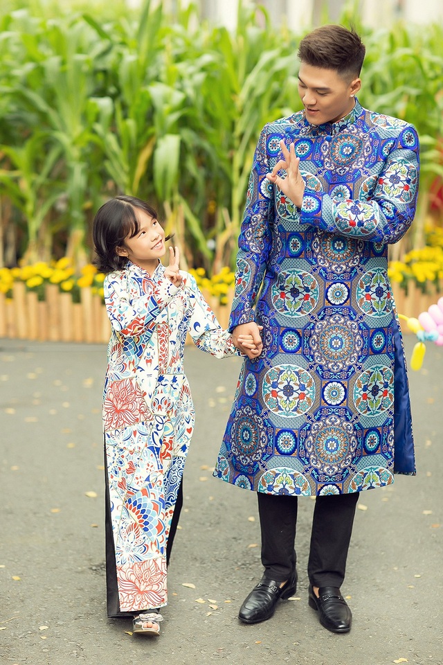 Con gái Lâm Vinh Hải thân thiết cùng Linh Chi - 4 Nam vũ công thú nhận, anh không có ý định thực hiện bộ ảnh Tết cùng con gái. Bé Kỳ Kỳ là người mong muốn được chụp ảnh cùng bố.