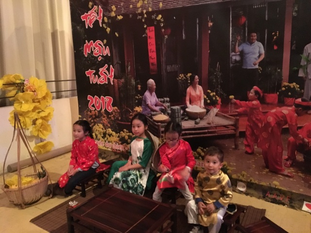 Người Việt tại Pháp đón Tết cổ truyền xa xứ - 7
Sau phần biểu diễn nghệ thuật, không gian ẩm thực và Làng Tết thiếu nhi thu hút rất đông khách. Năm nay, lần đầu tiên, khu Làng Tết được dành riêng cho các khán giả nhí. Các bé háo hức tham gia các trò chơi và được chụp ảnh bên không gian trang trí đẹp mắt với hoa đào, hoa mai, bàn ghế chõng tre...