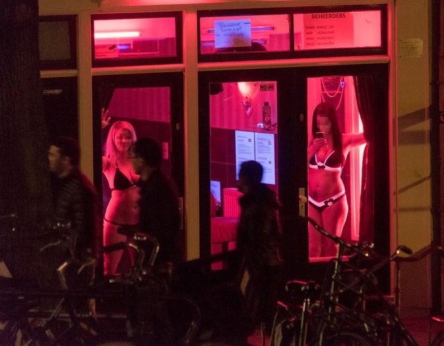 Du khách tới thăm phố đèn đỏ ở Amsterdam cấm bị nhìn chằm chằm về phía các cô gái bán hoa