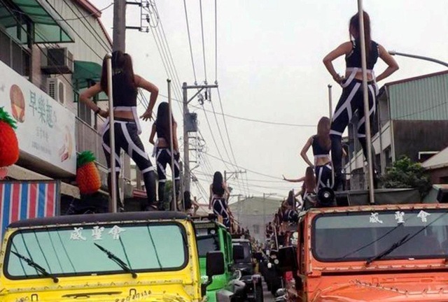 Trào lưu thuê vũ nữ thoát y đến góp vui trong đám tang ở Trung Quốc - 3 Hơn 50 vũ công thoát y đứng biểu diễn trên nóc xe Jeeps trong một buổi tang lễ ở Đài Loan