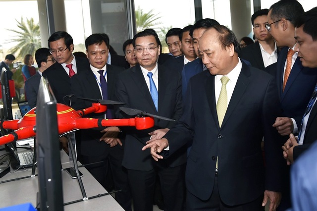 Thủ tướng: Tình trạng chậm trễ nhiều năm làm tuột mất thời cơ phát triển - 3 Thủ tướng thăm một đơn vị sản xuất các sản phẩm công nghệ cao tại Hoà Lạc