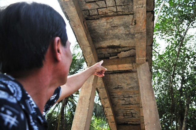 Mong chờ một cây cầu mới ở Rạch Đùi - 5 Ông Nguyễn Văn Tôn - Bí thư, kiêm trưởng ban nhân dân ấp Rạch Đùi chỉ những chỗ sàn cầu trơ khung sắt...