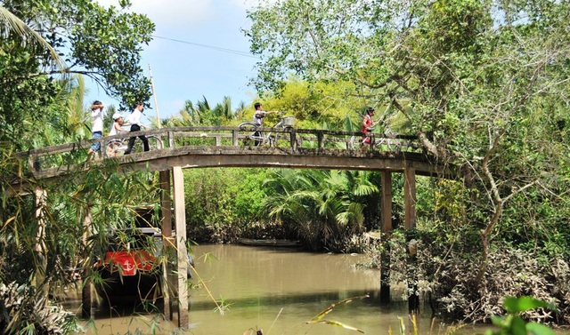 Mong chờ một cây cầu mới ở Rạch Đùi - 1 Nhìn từ xa, cầu Rạch Đùi còn vững chắc...