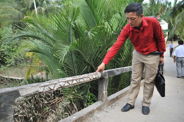 Mong chờ một cây cầu mới ở Rạch Đùi - 6
Ông Chung Minh Hoàng – Phó Chủ tịch UBND xã Ninh Thới, chỉ phần lan can cầu trơ khung sắt