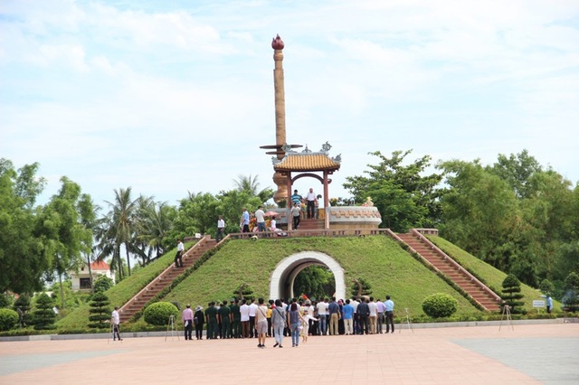 Dịp Tết Nguyên đán, hàng ngàn khách du lịch đến với “miền đất thiêng” - 1 Di tích Thành cổ Quảng Trị, điểm tri ân các anh hùng, liệt sĩ thu hút nhiều khách du lịch