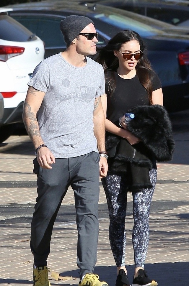 "Gái ba con" Megan Fox đẹp mơ màng và quyến rũ - 7
Dù cuộc sống hàng ngày khá bận rộn với ba đứa con nhỏ nhưng Megan Fox và ông xã vẫn luôn cố gắng dành cho nhau khoảng thời gian riêng tư. Chúng tôi hẹn nhau đi xem phim một lần một tuần hoặc cùng nhau ăn tối. Cả hai thống nhất sẽ không nói về các con trong các buổi hẹn này nhưng thực sự điều đó rất khó thực hiện.