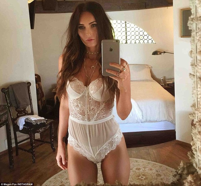 "Gái ba con" Megan Fox đẹp mơ màng và quyến rũ - 5
Megan Fox kết hôn với nam diễn viên Brian Austin Green, hiện 44 tuổi, từ năm 2010. Các con trai của cô lần lượt chào đời vào năm 2012, 2014 và 2016.
