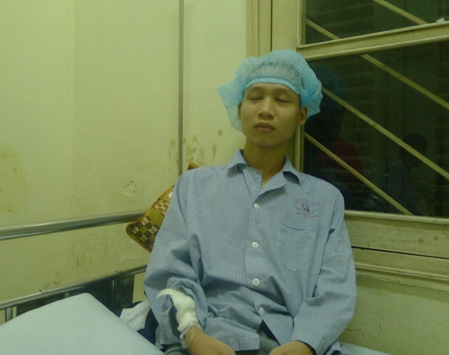 Bị vi khuẩn "tấn công" não và tim, tính mạng tân sinh viên báo chí nguy kịch - 2 Em vừa trải qua ca mổ não tại bệnh viện Việt Đức cách đây hơn 1 tuần.