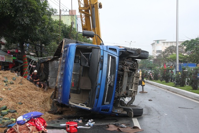 Lật xe tải, dưa hấu đổ tràn ra đường - 1 Chiếc xe chở dưa hấu bị lật nhào