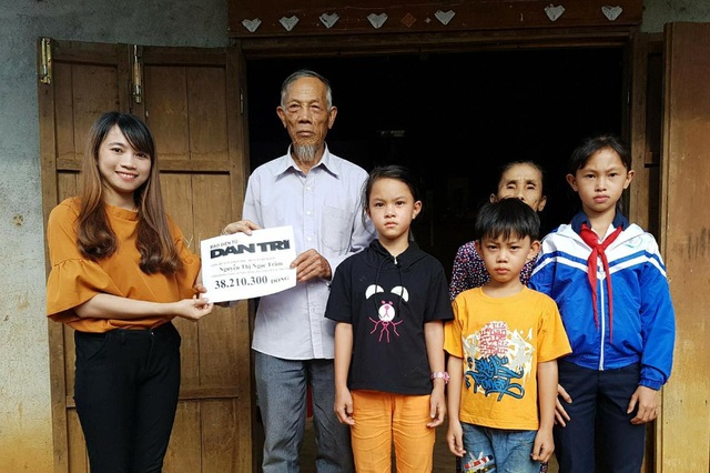 Trao thêm 38 triệu đồng đến với ba chị em mồ côi - 1 Đại diện chính quyền địa phương trao quà bạn đọc Dân trí tới gia đình Ngọc Trâm