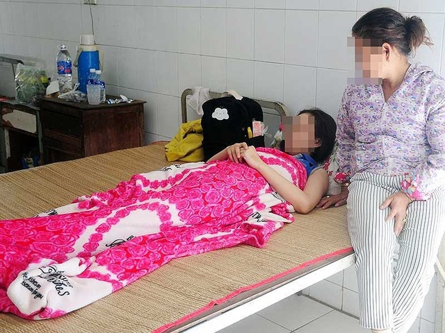 Phụ huynh đánh cô giáo gãy mũi rồi bỏ trốn - 1
Cô H. nằm bệnh viện sau khi xảy ra sự việc. Ảnh: Đ.AN (Báo Tây Ninh)