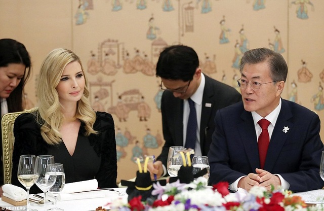 Tổng thống Moon Jae-in dự tiệc tối cùng Ivanka Trump, con gái Tổng thống Donald Trump, tại Nhà Xanh ở Seoul nhân chuyến thăm của phái đoàn Mỹ tới Hàn Quốc (Ảnh: Reuters)