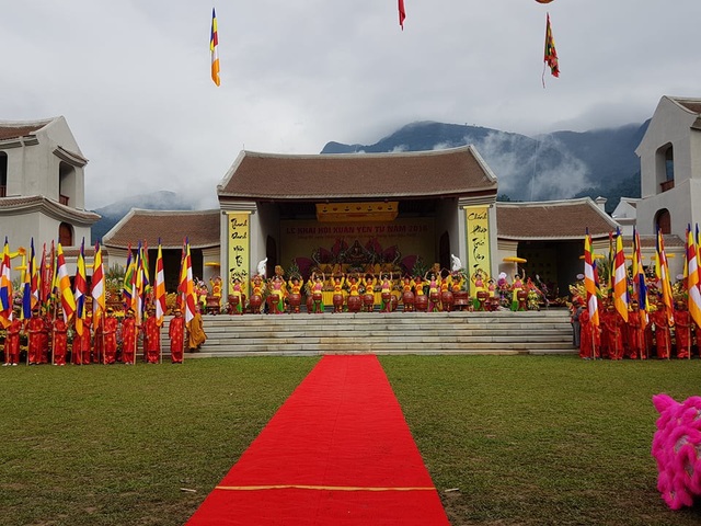 Biển người đổ về Yên Tử ngày khai hội - 2 Lễ hội khai xuân Yên Tử năm nay diễn ra tại Trung tâm văn hóa Trúc Lâm