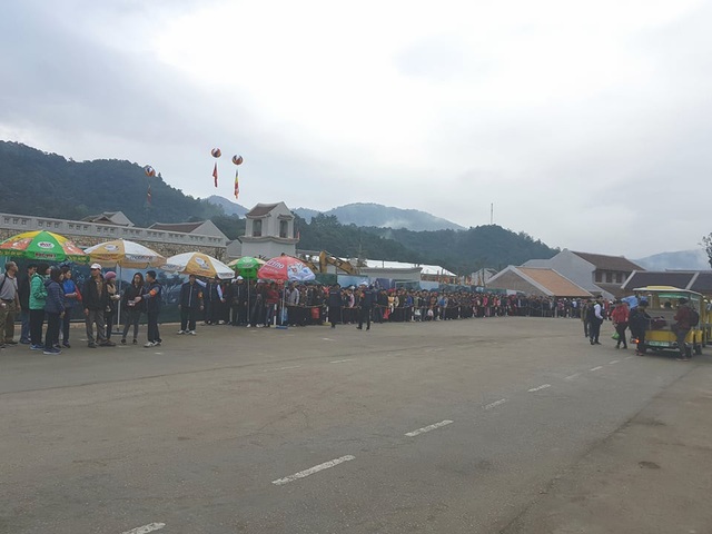 Biển người đổ về Yên Tử ngày khai hội - 7 Gần 7h sáng nay (25/2), du khách đã xếp hàng dài tại ga xe điện
