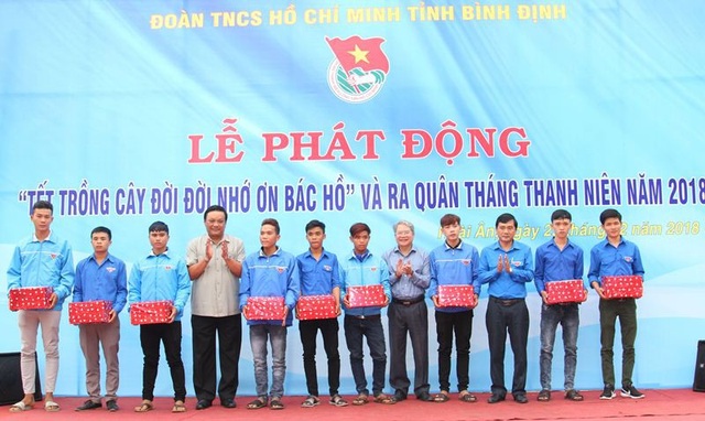 Tuổi trẻ Bình Định trồng cây nhớ ơn Bác Hồ - 4 Lãnh đạo tỉnh Bình Định tặng quà cho thanh niên tiêu biểu tham gia Nghĩa vụ quân sự năm 2018.