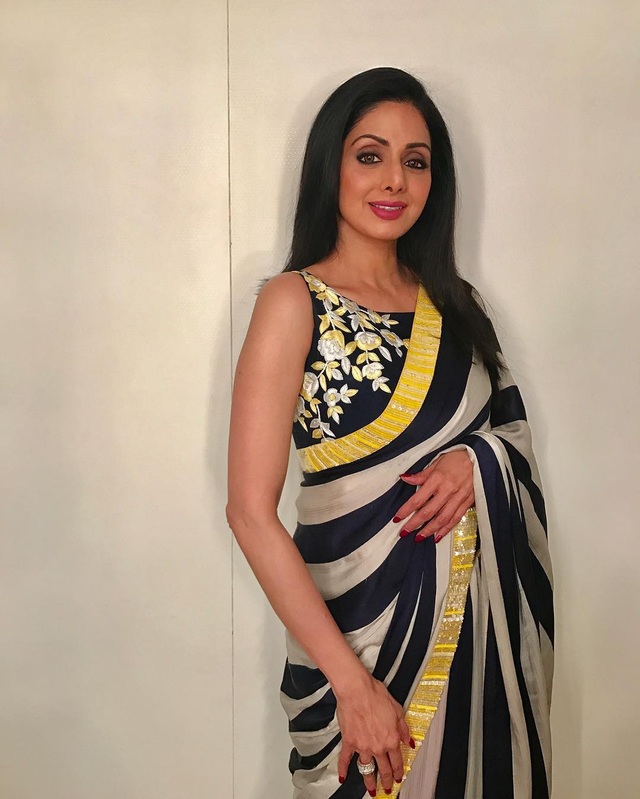 Minh tinh Ấn Độ đột tử - 6
Sridevi gắn liền tên tuổi với rất nhiều bộ phim Ấn Độ ăn khách như 16 Vayathinile (1977), Sigappu Rojakkal (1978), Varumayin Niram Sivappu (1980), Meendum Kokila (1981), Premabhishekam (1981), Moondram Pirai (1982), Aakhari Poratam (1988), Jagadeka Veerudu Atiloka Sundari (1990), Kshana Kshanam (1991)....