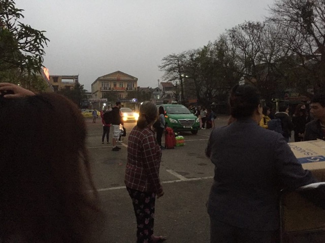 Taxi từ chối đi khoảng cách gần, bỏ mặc hành khách ở sân ga trong giá rét! - 1 Taxi từ chối đi khoảng cách gần, bỏ mặc hành khách ở sân ga trong giá rét! - 1