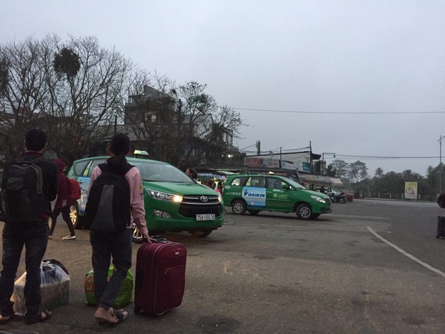 Taxi từ chối đi khoảng cách gần, bỏ mặc hành khách ở sân ga trong giá rét! - 5 Nhiều hành khách không thể đi taxi về nhà khoảng cách gần ở ga Huế