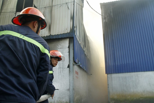 Công ty gỗ mỹ nghệ cháy lớn trong ngày khai trương - 3 Lực lượng cứu hoả nỗ lực dập lửa.